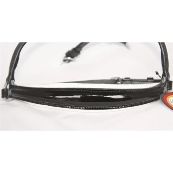 Schwarzes Leder-Haustiergeschirr mit glänzender Oberfläche, mit verstellbaren Riemen und einem angehängten Etikett.