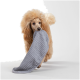 Ein flauschiger goldener Hund trägt eine weiche, graue, strukturierte Haustierdecke, die über seinen Rücken drapiert ist, vor einem schlichten weißen Hintergrund.