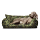 Ein entspannter grauer Hund liegt auf einem haustierbett mit Camouflage-Muster und sieht zufrieden und bequem aus.