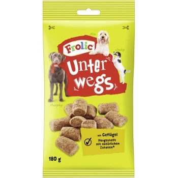 Frolic Hundeleckerlitasche mit drei Hunden auf gelbem Hintergrund, mit "Unterwegs" und "mit Geflügel, Hergestellt mit natürlichen Zutaten."