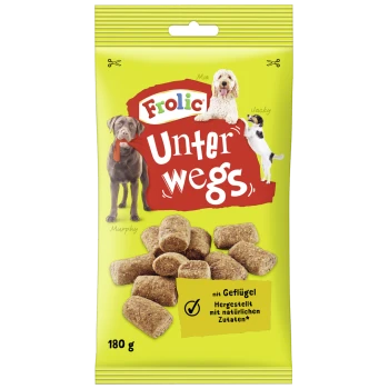 Frolic Hundeleckerlitasche mit drei Hunden auf gelbem Hintergrund, mit "Unterwegs" und "mit Geflügel, Hergestellt mit natürlichen Zutaten."