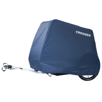 Eine blaue Abdeckung für einen Haustieranhänger mit dem Logo "CROOZER", das prominent angezeigt wird und teilweise den Rahmen und das Rad des Anhängers verdeckt.