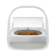 Automatischer Futterspender für Haustiere mit einem transparenten Deckel und einer grauen Schale, die mit orangefarbenem Haustierfutter gefüllt ist. Der Futterspender ist weiß und modern im Design.