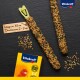 Zwei Saatsticks für Vögel, etwa 15 cm lang und 2-3 cm im Durchmesser, mit verstreuten Samen und einer gelben Vitakraft-Box.