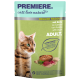 Eine Bengal-Katze neben einer Schüssel "Premiere. Cats Love Nature Deluxe Ragout mit Ente" Nassfutter für Erwachsene.