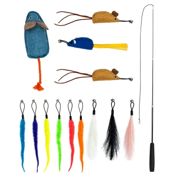 Katzenspielzeug Set Playmix Bunte Auswahl an Katzenspielzeugen, darunter plüschige Mäuse, ein blauer Fisch und verschiedene Federstäbe in lebhaften Farben.