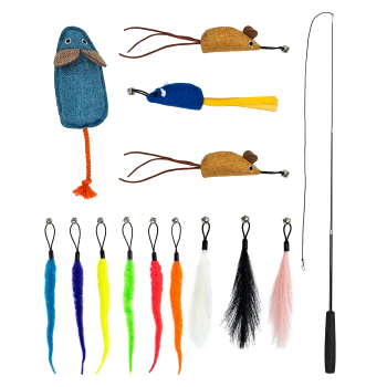 Bunte Auswahl an Katzenspielzeugen, darunter plüschige Mäuse, ein blauer Fisch und verschiedene Federstäbe in lebhaften Farben.