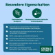 Zwei braune, quadratische Trockenhundefutter-Kroketten auf weißem Hintergrund.