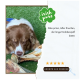 Ein brauner und weißer Hund schläft neben einem großen Knochen auf grünem Gras, mit einer Bewertung, die ihn lobt, und einer Fünf-Sterne-Bewertung.