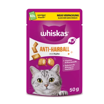 Lila Whiskas-Beutel mit Katzenfoto, beschriftet 'ANTI-HAIRBALL mit Huhn' 50 g; gelbes Banner 'NEUE VERPACKUNG' und '60% weniger Plastik'