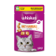 Lila Whiskas-Beutel mit Katzenfoto, beschriftet 'ANTI-HAIRBALL mit Huhn' 50 g; gelbes Banner 'NEUE VERPACKUNG' und '60% weniger Plastik'