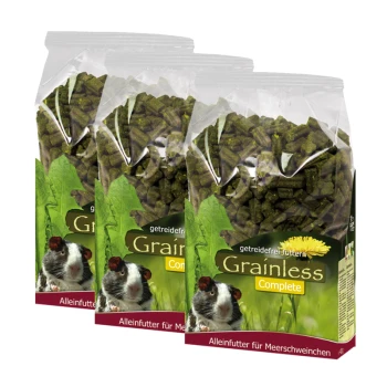 Drei Tüten "Grainless Complete" Meerschweinchenfutter, mit grünen Pellets und Bildern von Meerschweinchen, mit Text auf Deutsch.