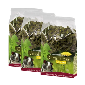 Drei Tüten "Grainless Complete" Meerschweinchenfutter, mit grünen Pellets und Bildern von Meerschweinchen, mit Text auf Deutsch.