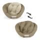 Ein wendbares Haustierbett von Doctor Bark, mit einer plüschigen beigen Seite und einer glatten Stoffseite, das sein doppelseitiges Design zeigt.