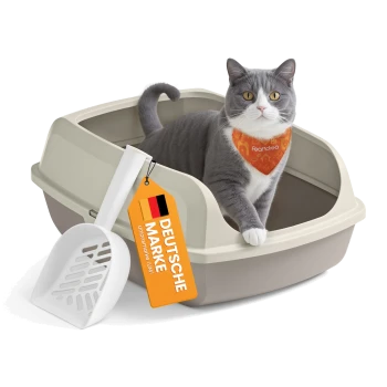 Grau-weiße Katze mit orangefarbenem Halstuch, sitzend in einer beigen Katzentoilette mit weißer Schaufel und „Deutsche Marke“-Etikett.