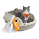 Grau-weiße Katze mit orangefarbenem Halstuch, sitzend in einer beigen Katzentoilette mit weißer Schaufel und „Deutsche Marke“-Etikett.