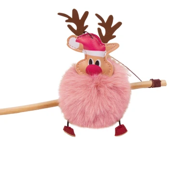 Ein verspieltes pinkes Rentier-Spielzeug mit einem flauschigen Körper, das einen roten Hut und braune Geweih trägt, befestigt an einem Holzstock.