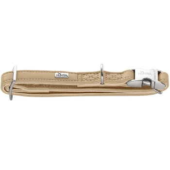 Beiges Leder-Hundehalsband mit silberner Metallschnalle und D-Ringen, gesteppten Details und 'HUNTER'-Logo auf Anhänger und Schnalle.