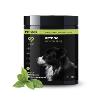 Schwarzer Behälter von Peticare Petdog Health 2603, ein Vitalmix-Pulver für ältere Hunde, mit einem Profilbild eines Hundes und grünen Blättern.