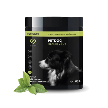 Schwarzer Behälter von Peticare Petdog Health 2603, ein Vitalmix-Pulver für ältere Hunde, mit einem Profilbild eines Hundes und grünen Blättern.