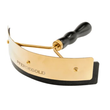 Goldfarbener, gebogener Striegel mit schwarzem Gummirand und schwarzem Griff, Marke „PFERDEGOLD“