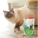 Eine flauschige hellfarbige Katze läuft auf einem gemusterten Boden neben einem Beutel Beaphar Multi Frisch, einem Probiotikum für Katzenstreu.