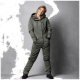 Ein Modell steht selbstbewusst in einem stilvollen olivgrünen Overall mit Kapuze, mit Reißverschlusstaschen und einem taillierten Design.
