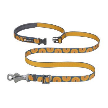 Eine farbenfrohe Hundeleine von Ruffwear mit einem blauen und gelben Design mit kreisförmigen Mustern, die einen stabilen Metallclip und einen Schnallenverschluss zeigt.