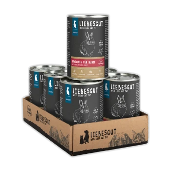 LIEBESGUT Hundefutterdosen (Kaninchenrezept) mit Kaninchen‑Skizze und ‚Weil Liebe gut tut‘ in einer Kartonschale.