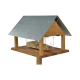 Holz-Vogelhaus mit einem Metalldach, mit transparenten Seiten, die mit Vogelfutter gefüllt sind, auf einem stabilen Pfosten montiert.