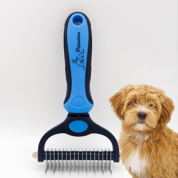 Ein Pflegewerkzeug mit einem blauen und schwarzen Griff wird neben einem flauschigen, hellbraunen Welpen präsentiert, das Pflegeprodukte für Haustiere zeigt.