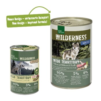 Zwei 'Real Nature' Tierfutterdosen aus der 'Wilderness'-Linie, die Wölfe und ein grünes Design zeigen, mit einer Sprechblase über die neue Formel.
