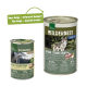 Zwei 'Real Nature' Tierfutterdosen aus der 'Wilderness'-Linie, die Wölfe und ein grünes Design zeigen, mit einer Sprechblase über die neue Formel.