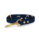 Eine marineblaue Hundeleine mit goldenen Beschlägen, mit einem stabilen Clip und dekorativen Nieten entlang des Riemens.