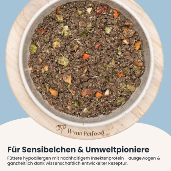 Eine Holzschüssel mit gefriergetrockneten Fleischstücken, frischen Kartoffeln und Äpfeln, mit dem Text "Regionale Superfoods" und "Einfach gesund."