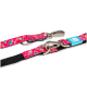 Rote Hundeleine mit bunten Eis- und Popsicle-Mustern, Metallverschlüssen und einem blauen Anhänger mit der Aufschrift "URBAN PETS."