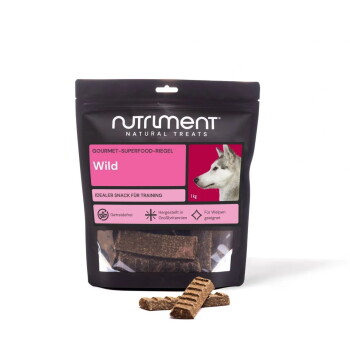 Schwarzer wiederverschließbarer Beutel Nutrilment Natural Treats 'Wild' 1 kg mit pinkem Etikett, Husky-Bild und braunen Leckerli-Riegeln.