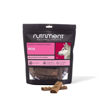 Schwarzer wiederverschließbarer Beutel Nutrilment Natural Treats 'Wild' 1 kg mit pinkem Etikett, Husky-Bild und braunen Leckerli-Riegeln.