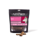 Schwarzer wiederverschließbarer Beutel Nutrilment Natural Treats 'Wild' 1 kg mit pinkem Etikett, Husky-Bild und braunen Leckerli-Riegeln.