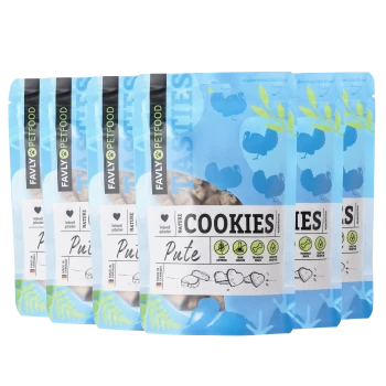 Fünf Pakete von FAVLY-Hundefutterkeksen mit der Aufschrift "Nature Pute", die ein blaues Design mit Illustrationen von Vögeln und Blättern zeigen.