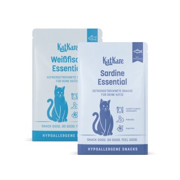 Zwei KatKare Katzen-Snack-Tütchen, vorne 'Sardine Essential', hinten 'Weißfisch Essential'; sichtbarer Text: 'Hypoallergene Snacks'