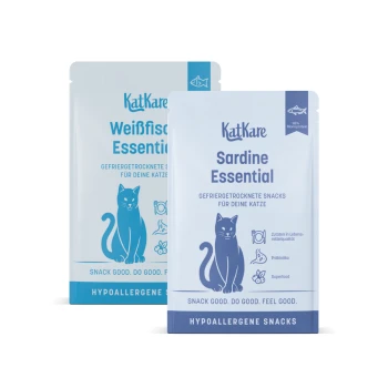 Zwei KatKare Katzen-Snack-Tütchen, vorne 'Sardine Essential', hinten 'Weißfisch Essential'; sichtbarer Text: 'Hypoallergene Snacks'