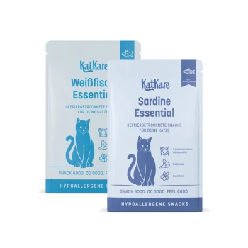 Zwei KatKare Katzen-Snack-Tütchen, vorne 'Sardine Essential', hinten 'Weißfisch Essential'; sichtbarer Text: 'Hypoallergene Snacks'