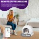 Eine Frau auf einem Sofa benutzt ein Smartphone, während eine Katze eine moderne Katzentoilette verlässt; ein lila Banner bewirbt die benutzerfreundliche App-Steuerung.