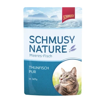 Verpackung für Schmusi Nature Katzenfutter mit Thunfisch in Gelee, mit einer grauen Katze, die nach oben schaut, und Ozeanszenerie im Hintergrund.