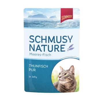 Opakowanie dla karmy dla kotów Schmusi Nature z tuńczykiem w galaretce, z szarym kotem patrzącym w górę i scenerią oceaniczną w tle.