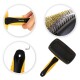 Bild eines Haustierpflegebürstensets mit einer Slicker-Bürste und einem Kamm, mit einer Hand, die die Slicker-Bürste hält.