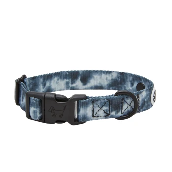 Blaues Batik-Hundehalsband mit einer schwarzen Schnalle und einem metallischen D-Ring zur Leinenbefestigung, mit einem kleinen Hundesilhouette-Logo.