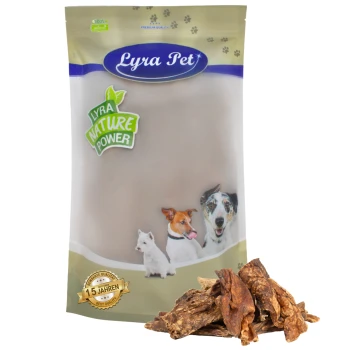 Verpackung von Lyra Pet Hundeleckerlis mit einem beigen Sack und dem Etikett "Lyra Nature Power", Bildern eines Hundes, einer Katze und eines weißen Hundes, mit Leckerlis davor.