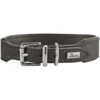 Graues Lederhalsband mit silberner Schnalle, D-Ring, abgesteppten Kanten und kleinem Metallanhänger 'HUNTER'.